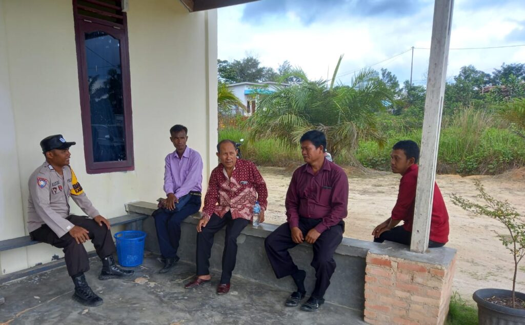 Bhabinkamtibmas Polsubsektor Pelalawan Lakukan Patroli Dialogis Sambangi Warga Desa Binaan